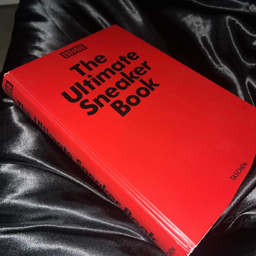 TASCHEN Red The Ultimate Sneaker Book